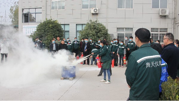 入口加强安全意识，全体员工进行消防演练